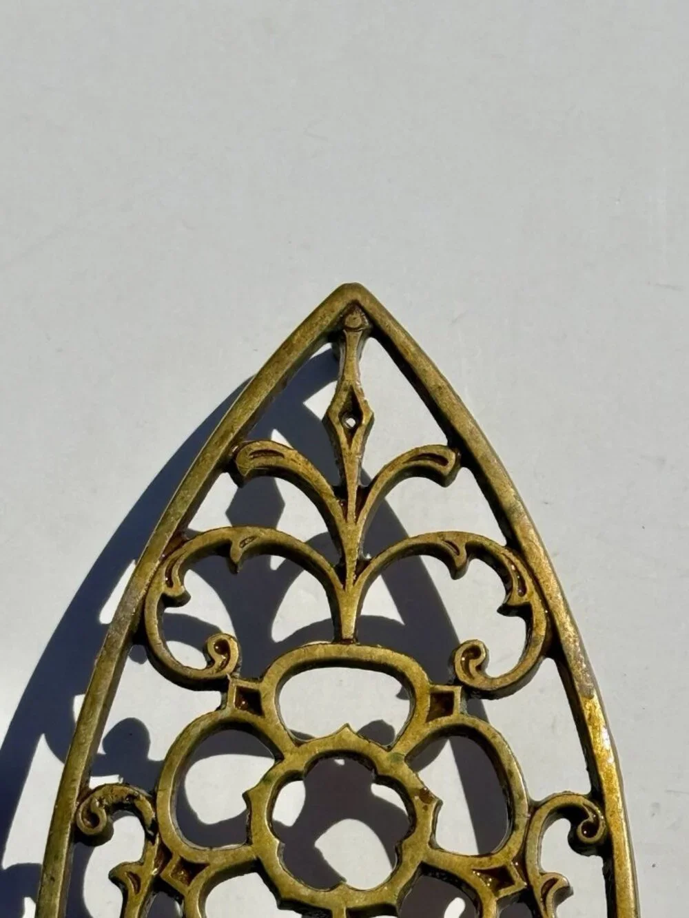 Vintage Original VIRGINIA METALCRAFTERS Brass Sad Iron Trivet Rosette 9-5